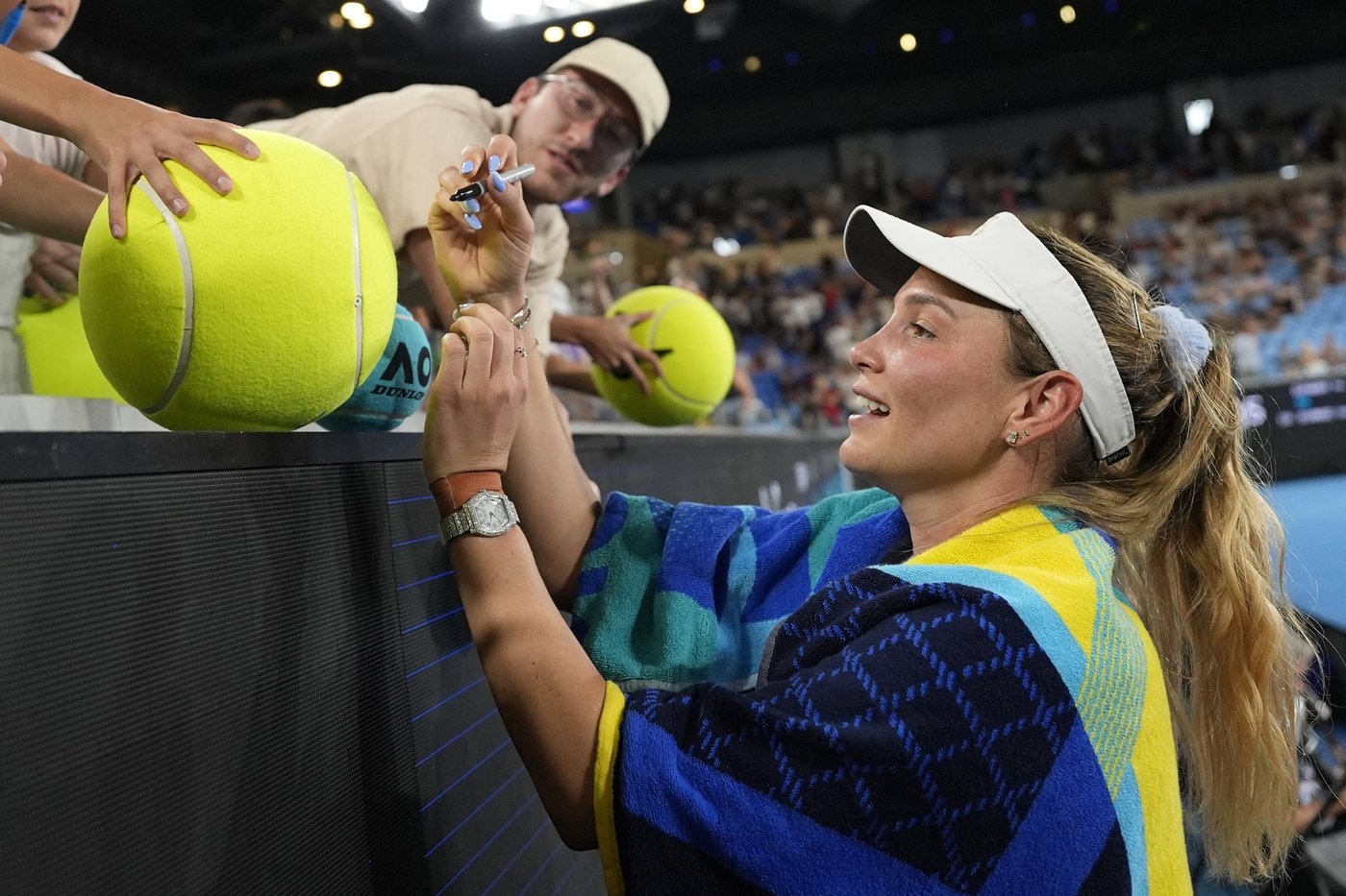 Australian Open: Olympic champ Zheng Qinwen starts her bid for another final on a rainy Day 1 | iNFOnews.ca Australian Open: Olympic champ Zheng Qinwen starts her bid for another final on a rainy Day 1 | iNFOnews.ca