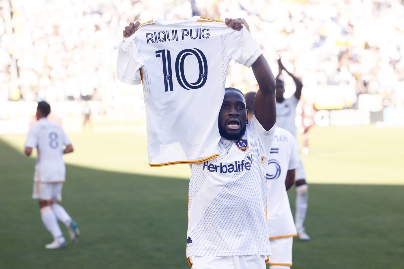 LA Galaxy strike early, hold off New York Red Bulls 2-1 to win their record 6th MLS Cup championship | iNFOnews.ca LA Galaxy strike early, hold off New York Red Bulls 2-1 to win their record 6th MLS Cup championship | iNFOnews.ca