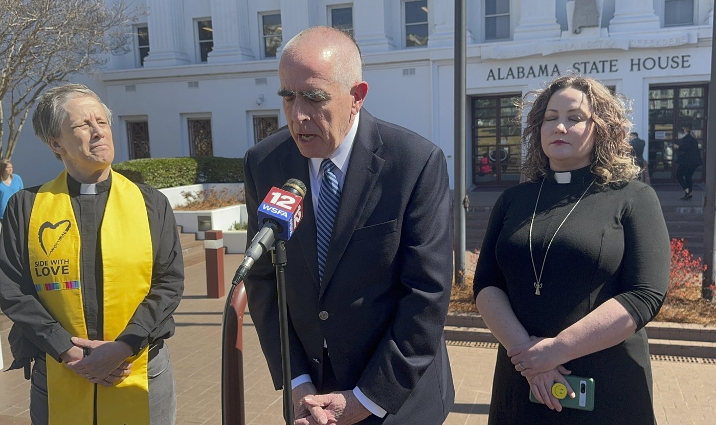 Lawmakers move to mandate the display of Ten Commandments and ban pride flags in Alabama schools | iNFOnews.ca