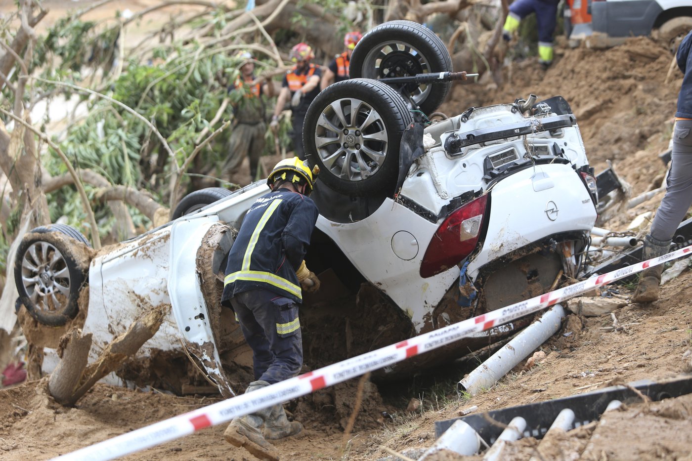 A crowd of Spain's flood survivors toss mud and shouts insults at King Felipe VI | iNFOnews.ca