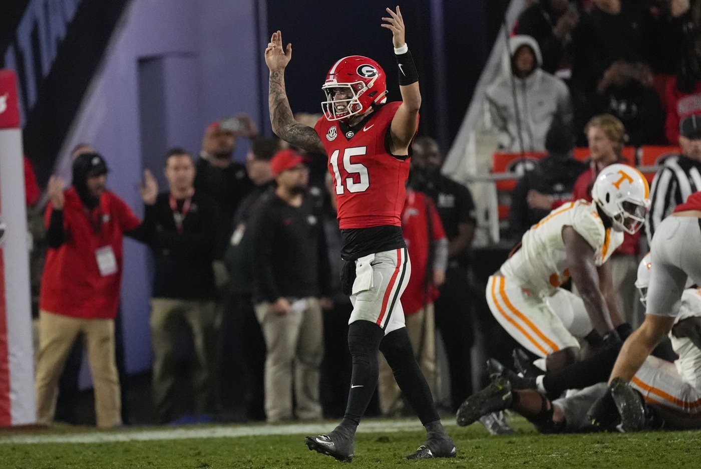 Beck throws for 2 TDs, runs for another to lead No. 11 Georgia past No. 6 Tennessee 31-17 | iNFOnews.ca
