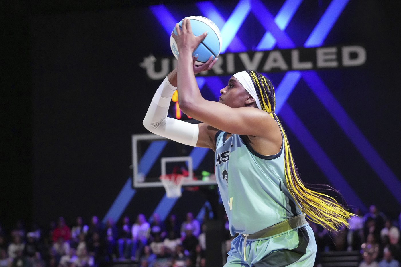 Aaliyah Edwards shocks Breanna Stewart 12-0 in opening round of Unrivaled 1-on-1 tournament | iNFOnews.ca Aaliyah Edwards shocks Breanna Stewart 12-0 in opening round of Unrivaled 1-on-1 tournament | iNFOnews.ca
