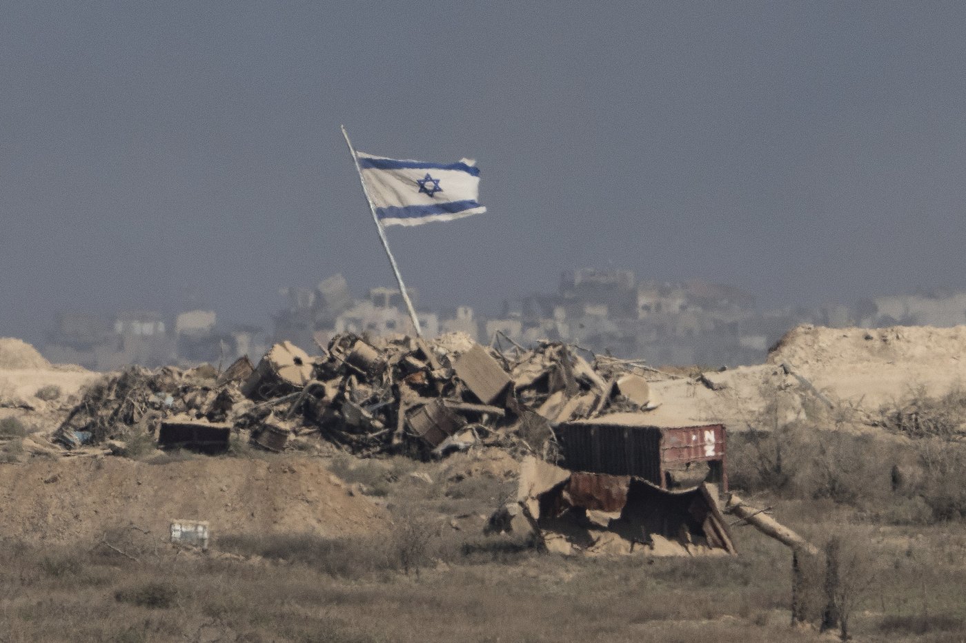 Photos show displaced Palestinians fleeing the northern Gaza Strip | iNFOnews.ca
