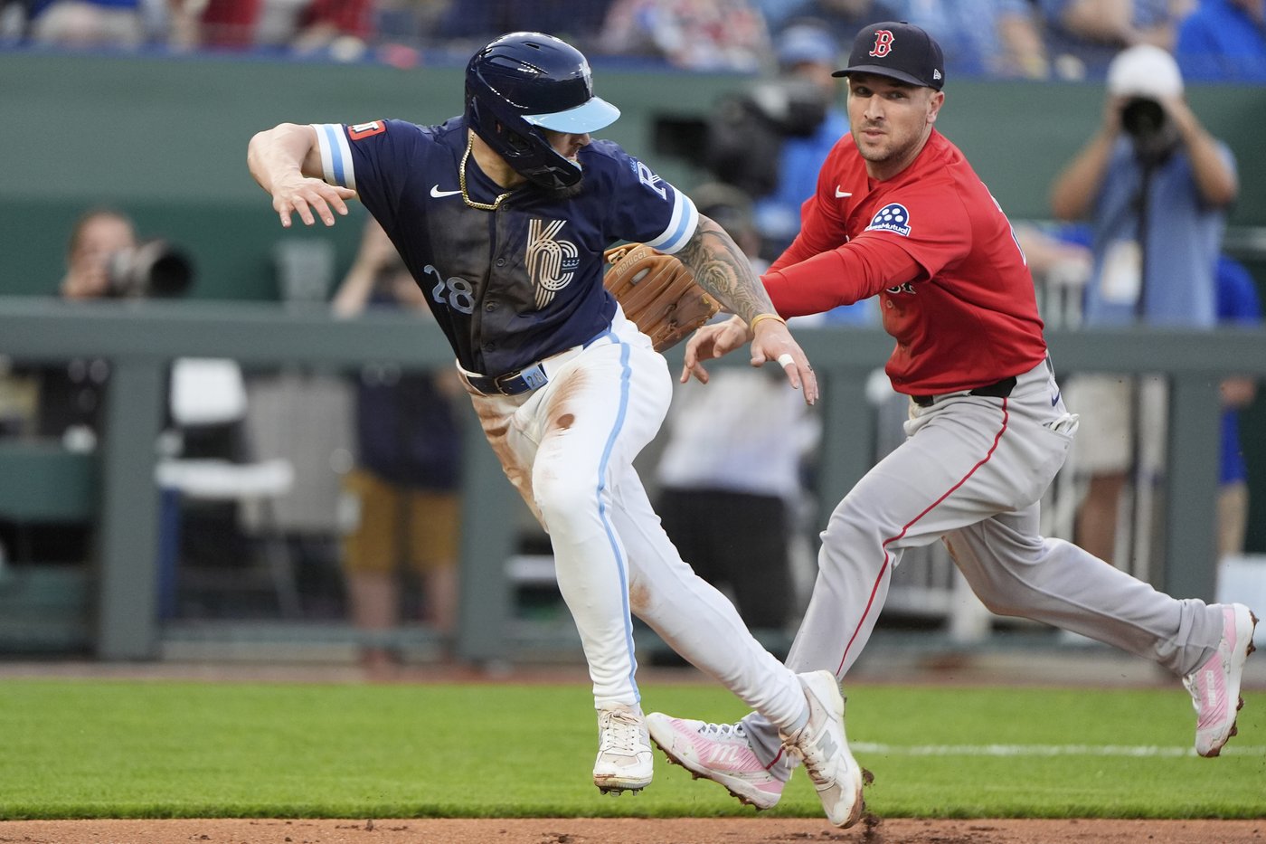 Fermin hits a 12th-inning single to give Royals 2-1 win over Red Sox, 16th win in last 18 games | iNFOnews.ca