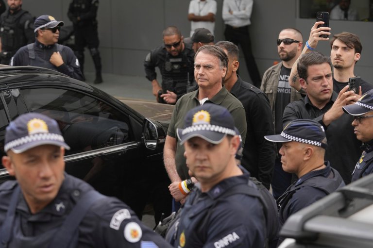 Brazil ex-President Jair Bolsonaro briefly leaves house arrest for hospital visit | iNFOnews.ca
