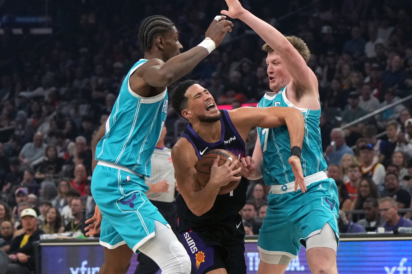 Booker scores 30 points as Suns halt Hornets' road winning streak at 10 with 111-99 victory | iNFOnews.ca