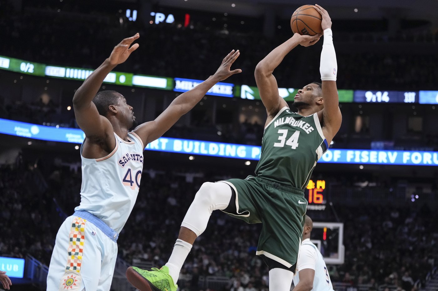 Lillard scores 26 points, Antetokounmpo adds 25 points and 16 rebounds as Bucks beat Spurs 121-105 | iNFOnews.ca