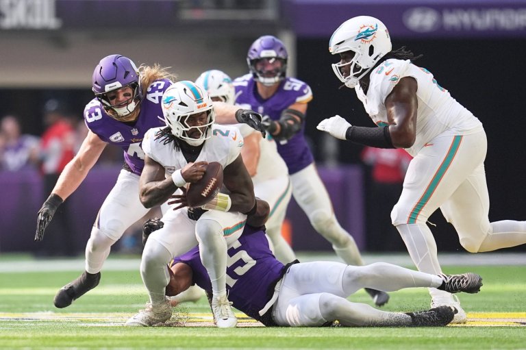 Unbeaten Vikings keep Dolphins winless with dominant defense, Reichard's kicks, Hockenson's catches | iNFOnews.ca
