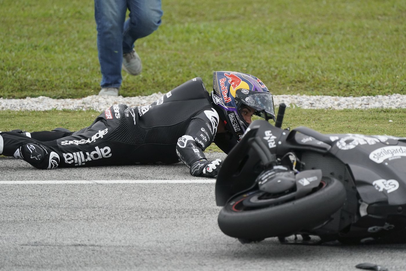 MotoGP champion Jorge Martín fractures hand and foot in a crash while testing with new team | iNFOnews.ca MotoGP champion Jorge Martín fractures hand and foot in a crash while testing with new team | iNFOnews.ca