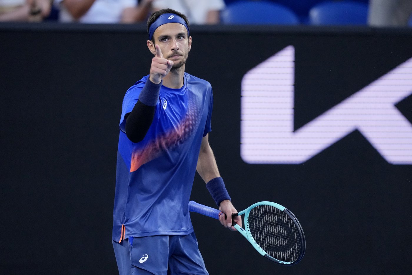 Lorenzo Musetti's man bun is gone at the Australian Open, but he still manages to win by a hair | iNFOnews.ca Lorenzo Musetti's man bun is gone at the Australian Open, but he still manages to win by a hair | iNFOnews.ca