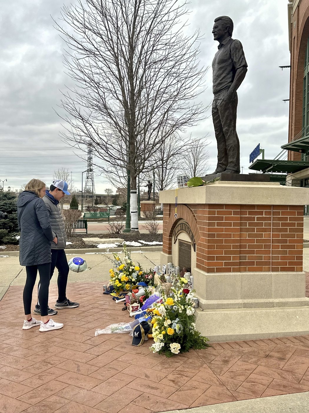 'Mr. Baseball' Bob Uecker, Brewers announcer, dies at 90 | iNFOnews.ca