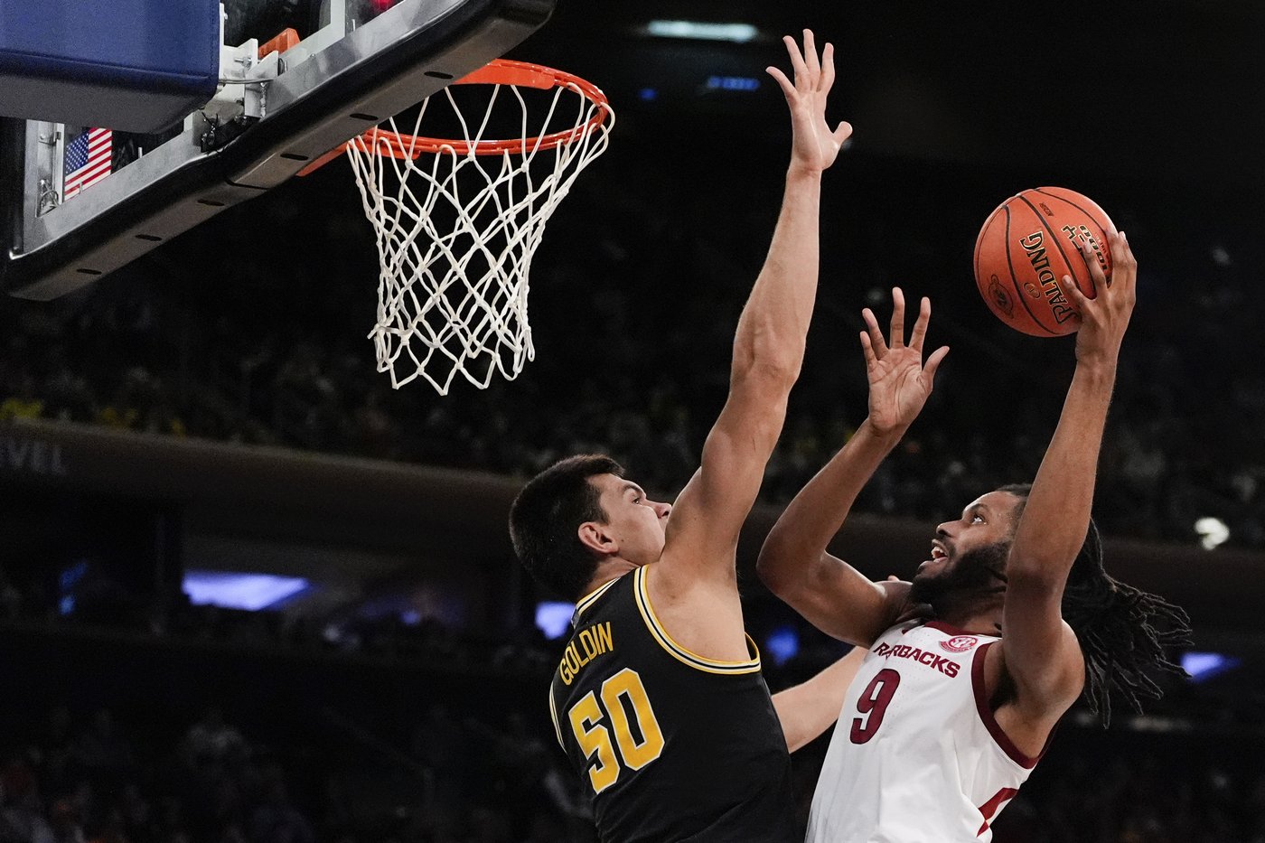 Arkansas holds off No. 14 Michigan 89-87 in Jimmy V Classic at MSG | iNFOnews.ca Arkansas holds off No. 14 Michigan 89-87 in Jimmy V Classic at MSG | iNFOnews.ca