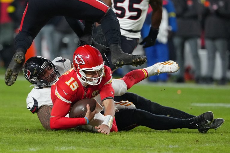 10 months after Super Bowl, Mahomes and Hurts struggle in historic week of turnovers | iNFOnews.ca