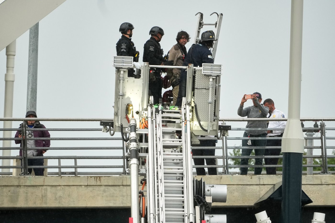 Protester comes down from atop Washington bridge ending 5-day stand against AI and Iran war | iNFOnews.ca Protester comes down from atop Washington bridge ending 5-day stand against AI and Iran war | iNFOnews.ca
