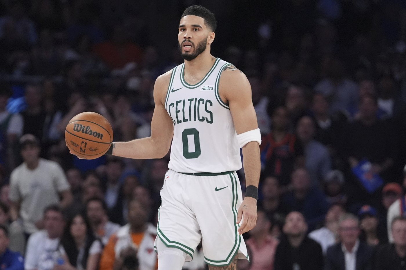 Jayson Tatum out of hospital, meets with Celtics teammates ahead of must-win Game 6 vs. Knicks | iNFOnews.ca