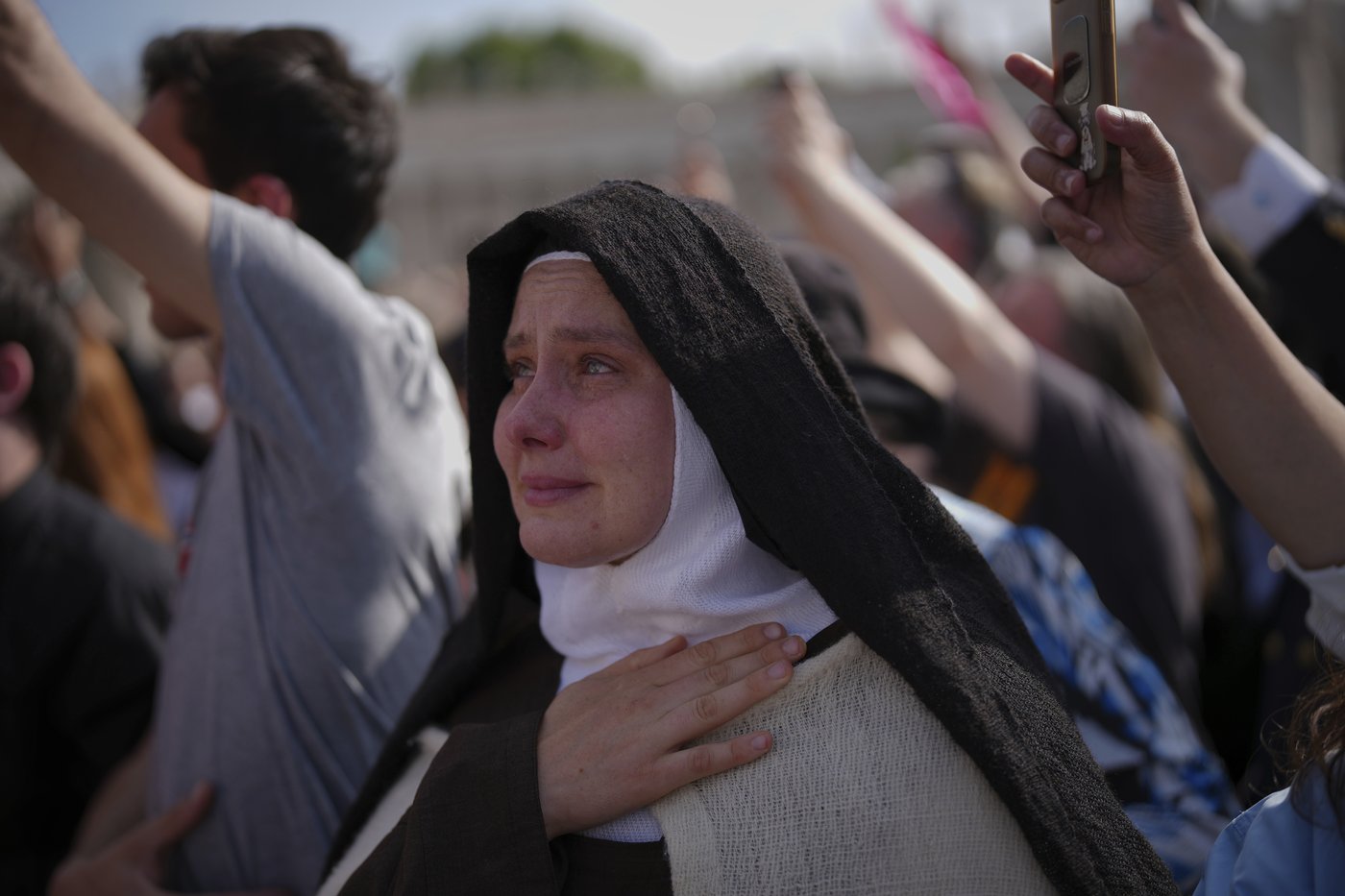 Catholic faithful pay their final respects to Pope Francis as public viewing begins | iNFOnews.ca
