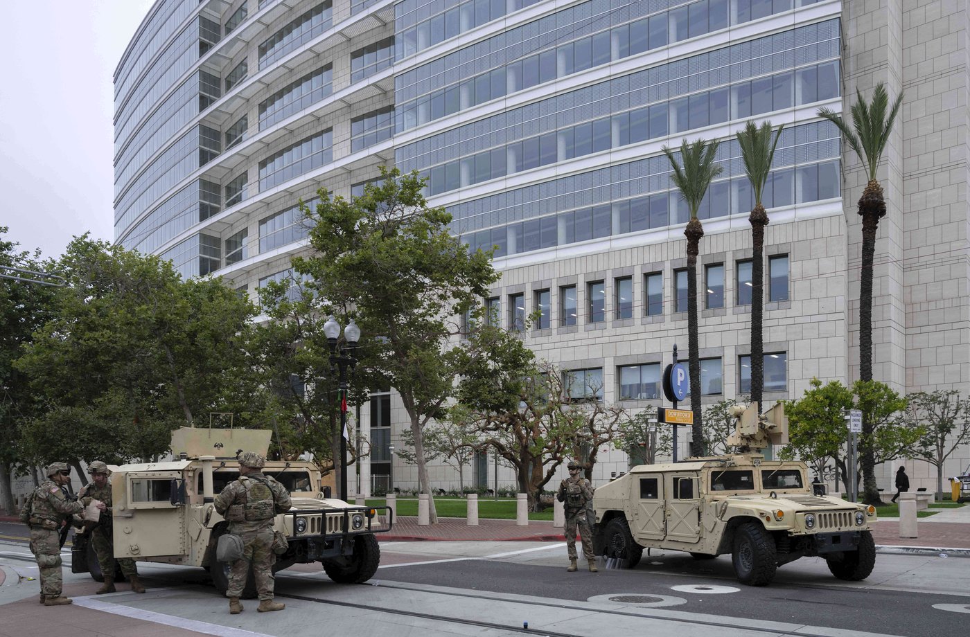 Trump’s recent moves risk politicizing the military, which has long strived to stay above politics | iNFOnews.ca Trump’s recent moves risk politicizing the military, which has long strived to stay above politics | iNFOnews.ca