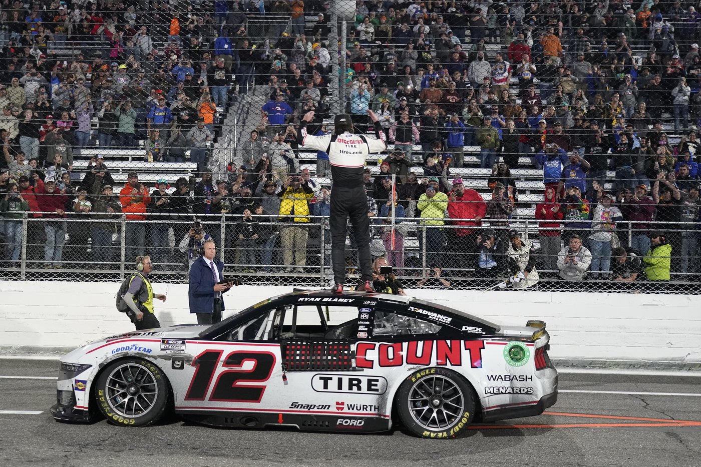 Blaney gets shot at back-to-back NASCAR titles after controversial finish at Martinsville Speedway | iNFOnews.ca Blaney gets shot at back-to-back NASCAR titles after controversial finish at Martinsville Speedway | iNFOnews.ca