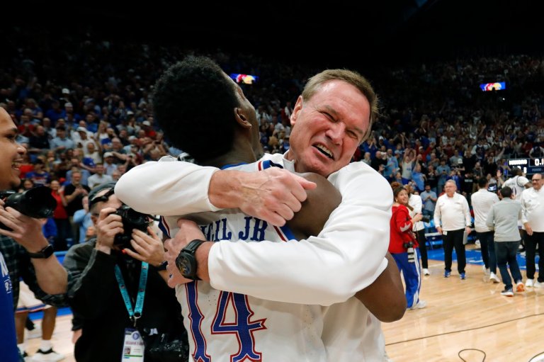 No. 9 Kansas beats top-ranked Arizona 82-78 for 8th straight win, back in contention in Big 12 | iNFOnews.ca