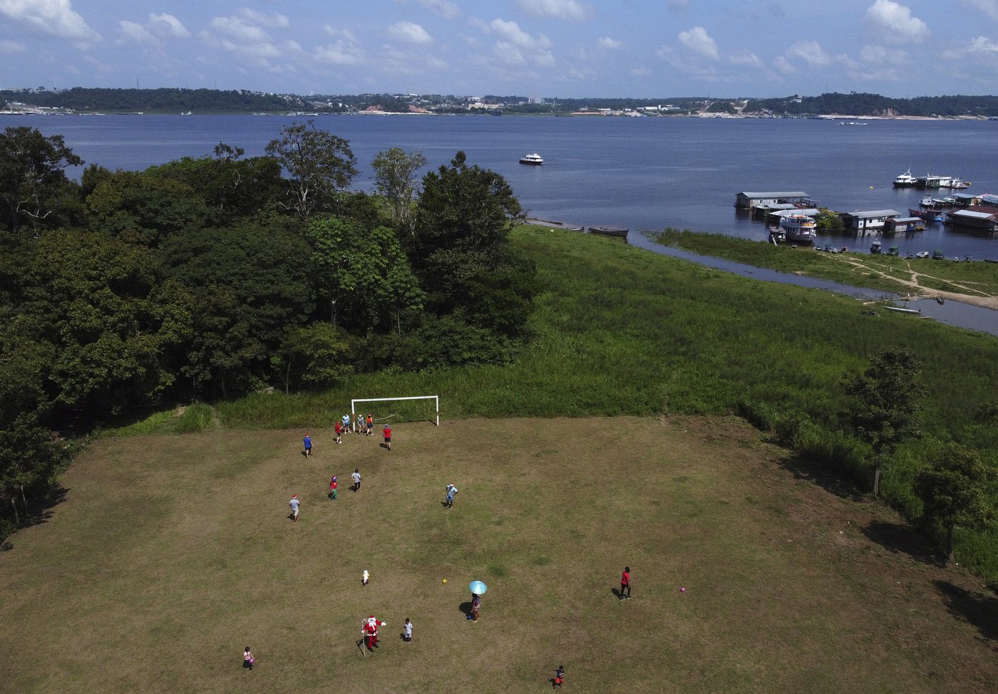 Santa braves the sticky heat of the Amazon jungle to bring gifts to children in remote village | iNFOnews.ca