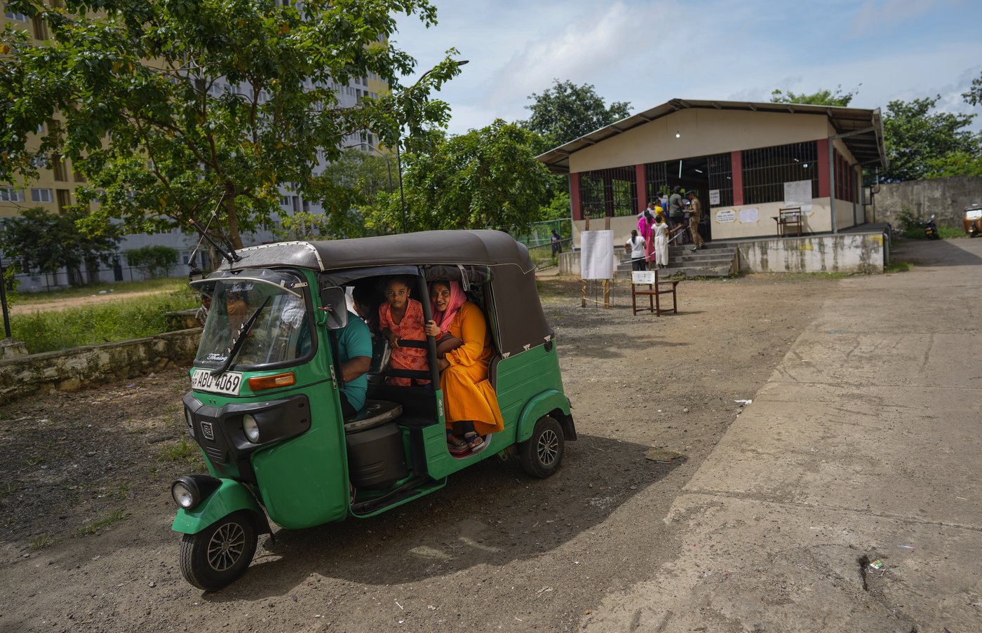 Marxist-leaning Dissanayake leads early official vote count in Sri Lanka's presidential election | iNFOnews.ca