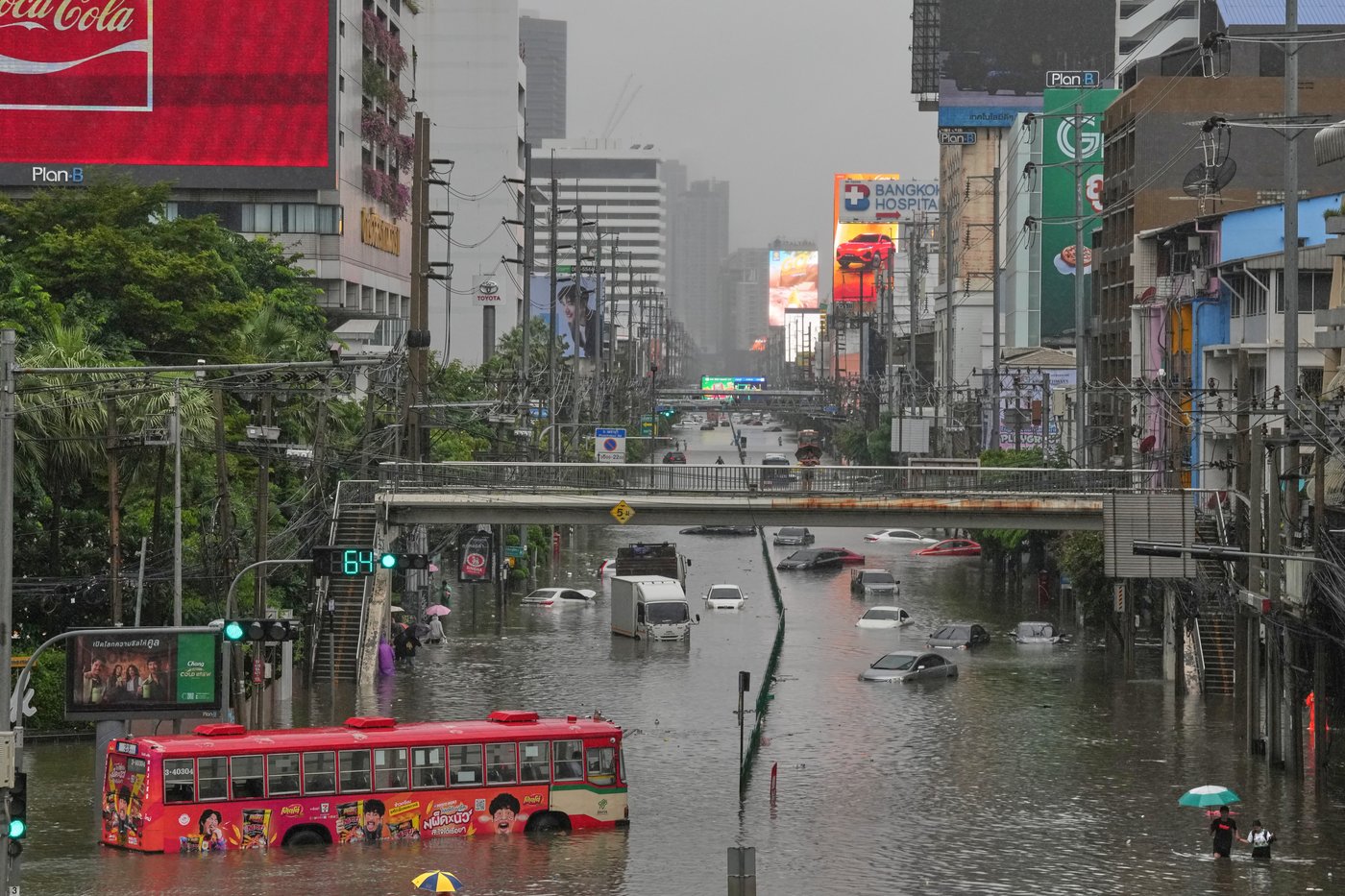 Heavy rain and flooding in Bangkok disrupts traffic and prompts evacuations | iNFOnews.ca