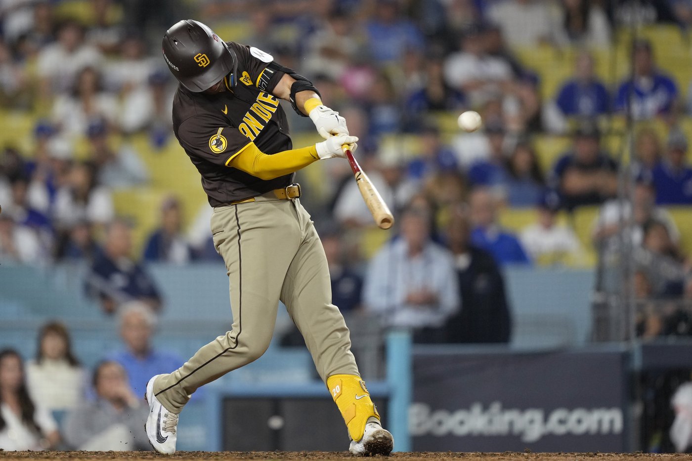 Dodger Stadium fans toss balls and trash on field, interrupt Padres' 10-2 win that evens NLDS | iNFOnews.ca Dodger Stadium fans toss balls and trash on field, interrupt Padres' 10-2 win that evens NLDS | iNFOnews.ca