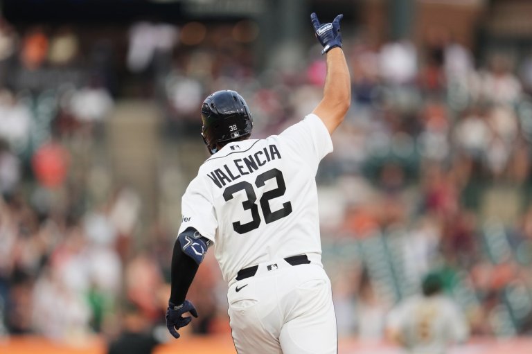 Tigers' emotional Eduardo Valencia thanks family, honors Venezuela after he homers in 1st MLB at-bat | iNFOnews.ca