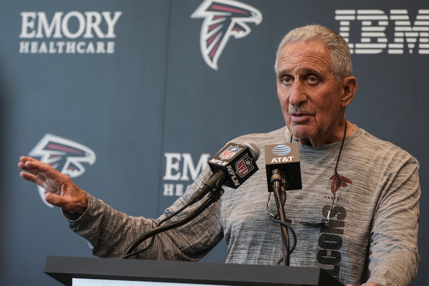 Falcons lose starting WR Darnell Mooney for several weeks with shoulder injury and sign D.J. Chark | iNFOnews.ca