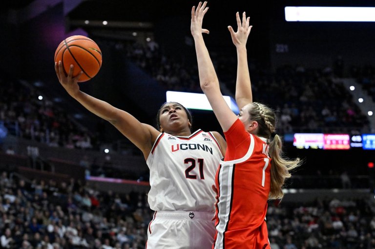 Sarah Strong's double-double leads top-ranked UConn past Ohio State 100-68 | iNFOnews.ca