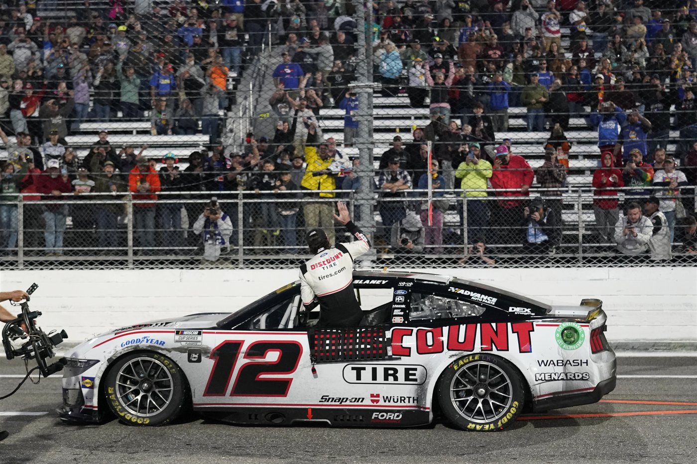 Blaney gets shot at back-to-back NASCAR titles after controversial finish at Martinsville Speedway | iNFOnews.ca Blaney gets shot at back-to-back NASCAR titles after controversial finish at Martinsville Speedway | iNFOnews.ca
