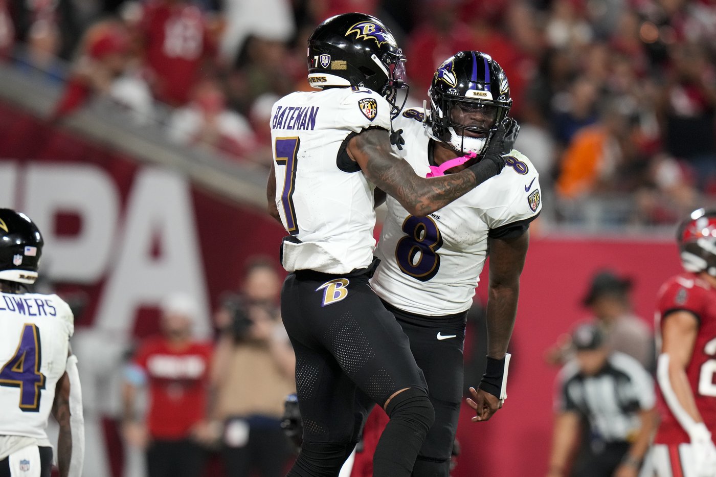Lamar Jackson throws for 281 yards, 5 TDs to lead streaking Ravens to 41-31 victory over Buccaneers | iNFOnews.ca
