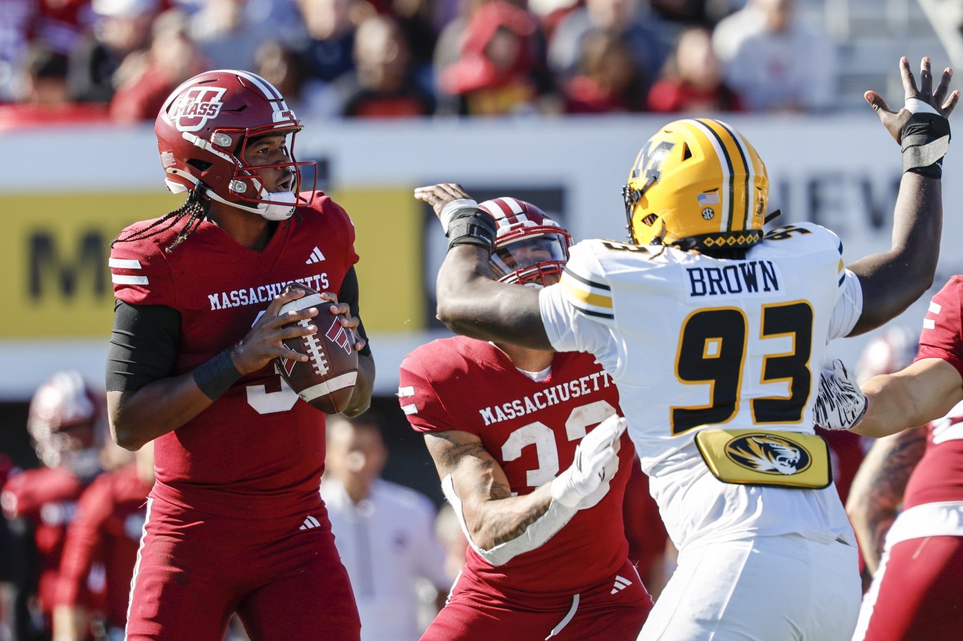 Luther Burden's long TD run gets No. 21 Missouri started in 45-3 rout of Minutemen | iNFOnews.ca Luther Burden's long TD run gets No. 21 Missouri started in 45-3 rout of Minutemen | iNFOnews.ca