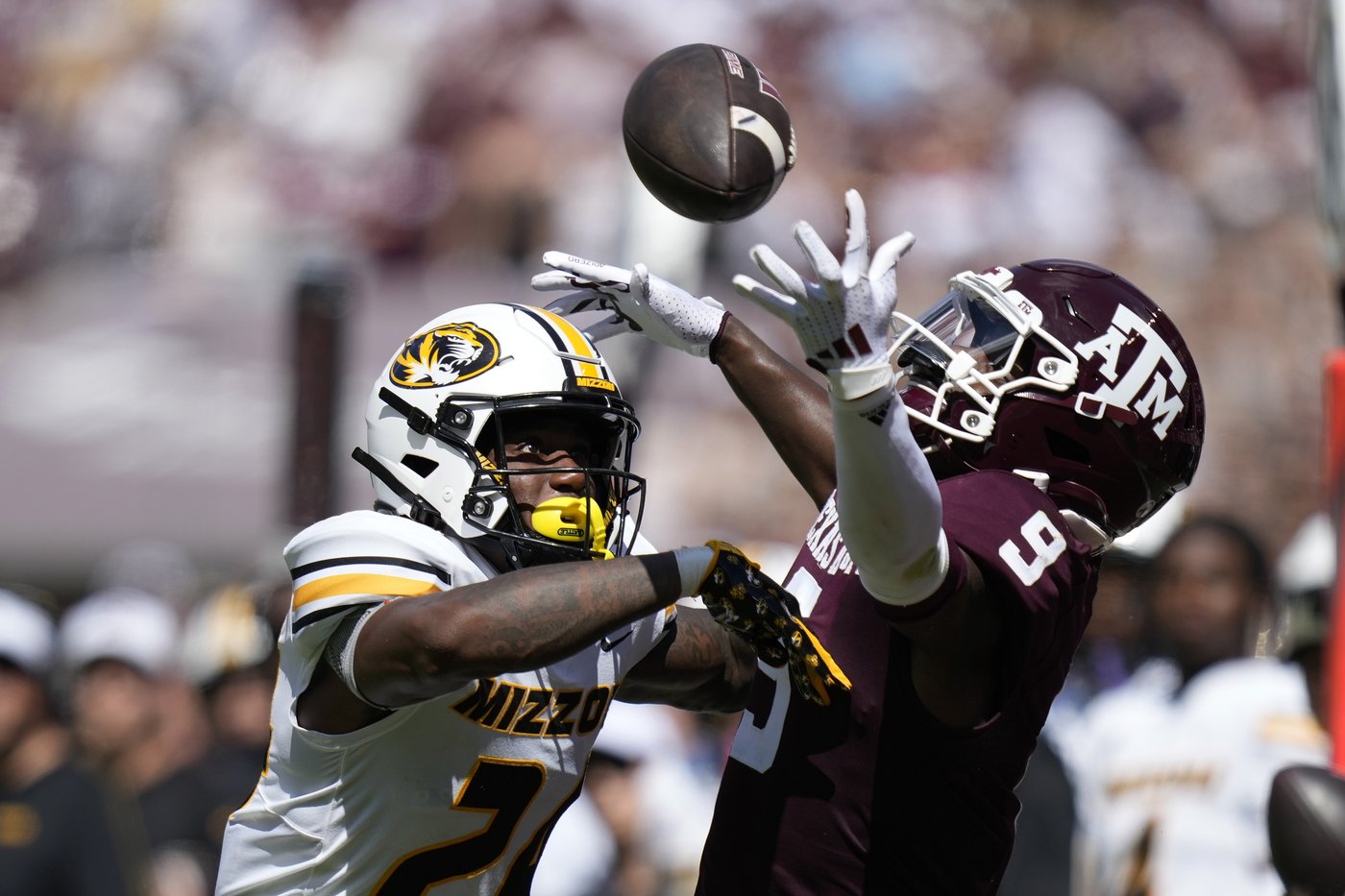 Moss scores 3 TDs as No. 25 Texas A&M gives No. 9 Missouri its first loss in 41-10 rout | iNFOnews.ca Moss scores 3 TDs as No. 25 Texas A&M gives No. 9 Missouri its first loss in 41-10 rout | iNFOnews.ca