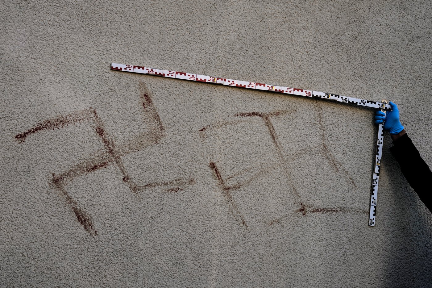 Police detain man who allegedly painted swastikas with his own blood on cars, buildings in Germany | iNFOnews.ca Police detain man who allegedly painted swastikas with his own blood on cars, buildings in Germany | iNFOnews.ca