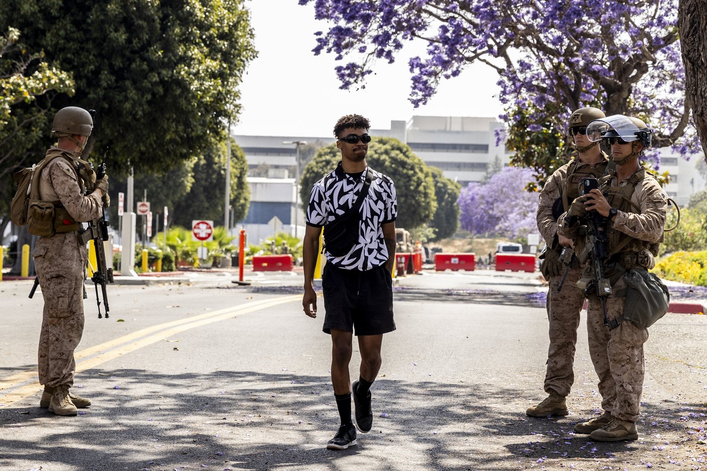 Marines temporarily detain man while guarding LA federal building | iNFOnews.ca