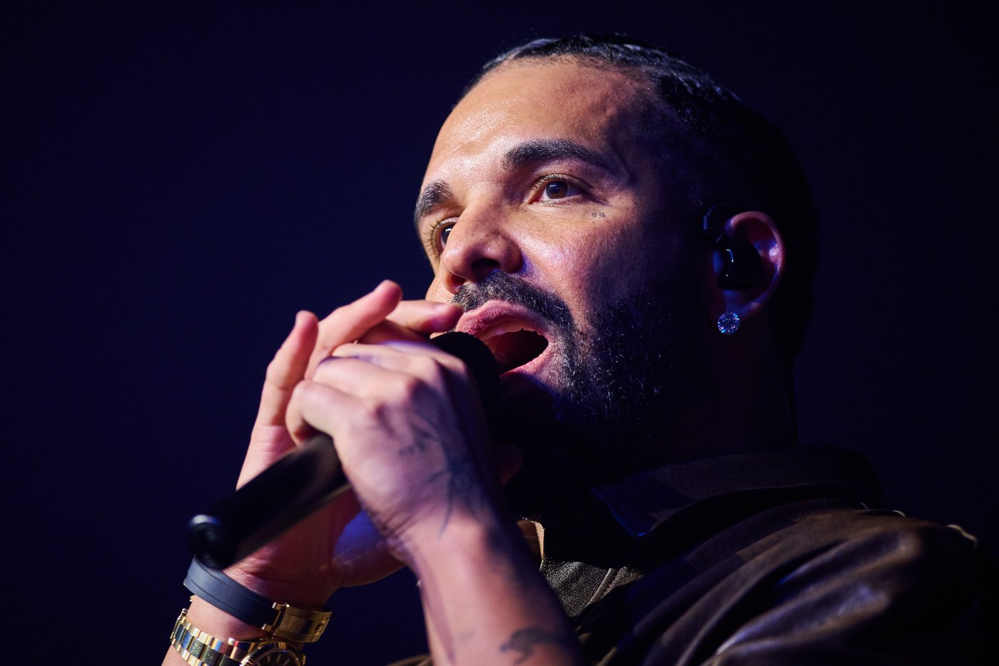 Drake breaks Michael Jackson’s Hot 100 record for most No. 1s by a solo male artist | iNFOnews.ca Drake breaks Michael Jackson’s Hot 100 record for most No. 1s by a solo male artist | iNFOnews.ca