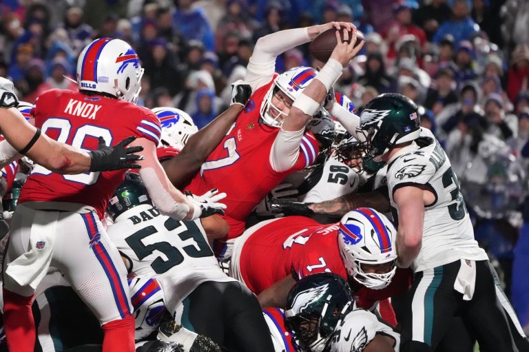 Eagles hang on to beat Bills 13-12 when Josh Allen misses an open Khalil Shakir on 2-point try | iNFOnews.ca