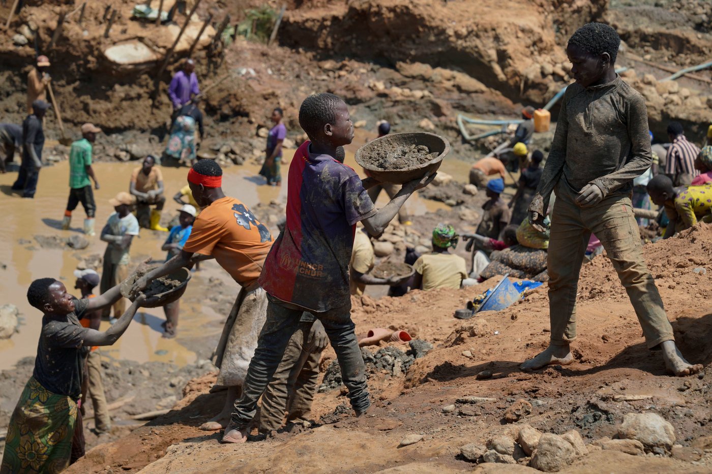 Mobile gold miners in eastern Congo complicate health workers' efforts to contain Ebola | iNFOnews.ca Mobile gold miners in eastern Congo complicate health workers' efforts to contain Ebola | iNFOnews.ca