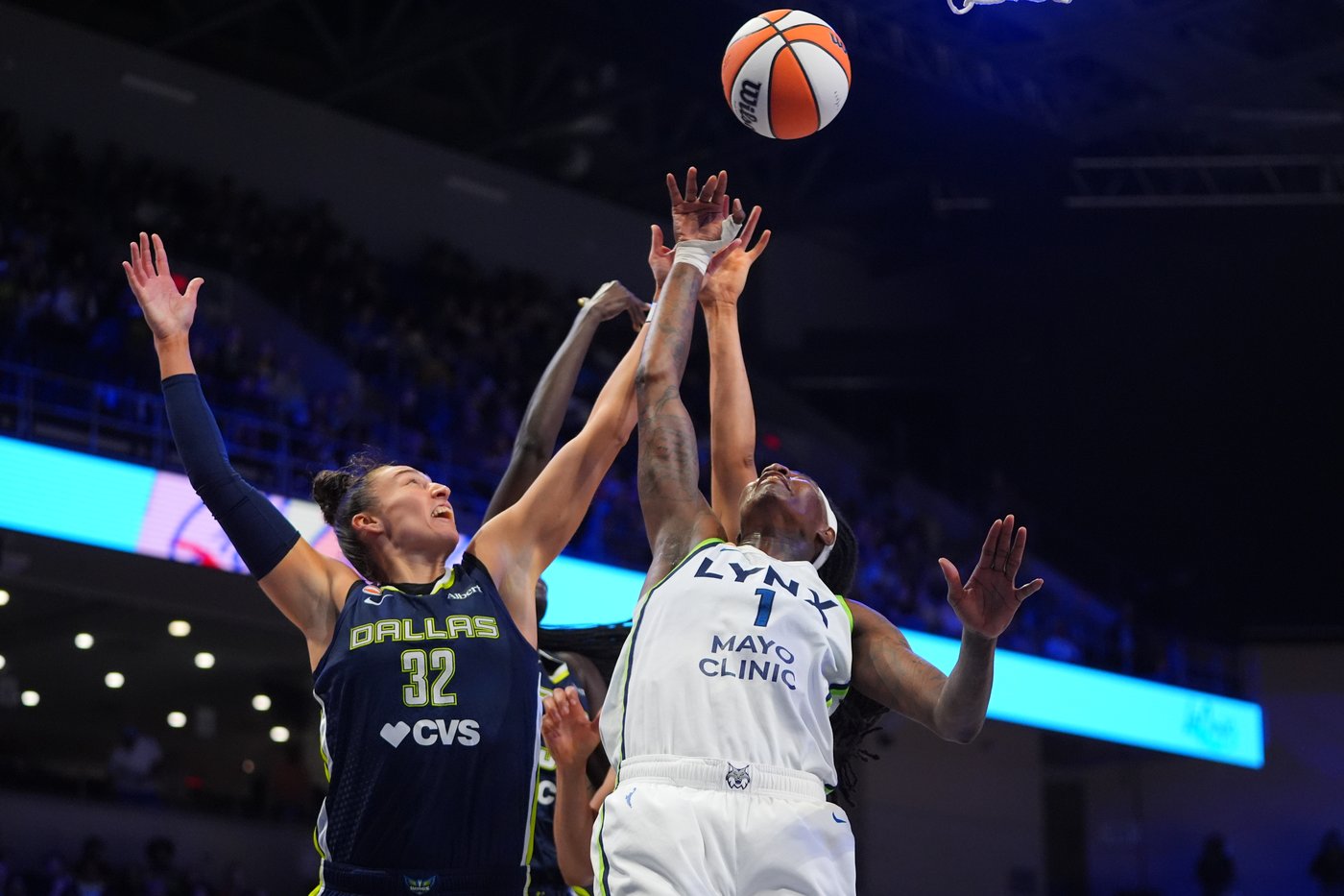 Howard and Miles score 21, Reeve ties WNBA coaching wins record as Lynx beat Wings 85-77 | iNFOnews.ca Howard and Miles score 21, Reeve ties WNBA coaching wins record as Lynx beat Wings 85-77 | iNFOnews.ca