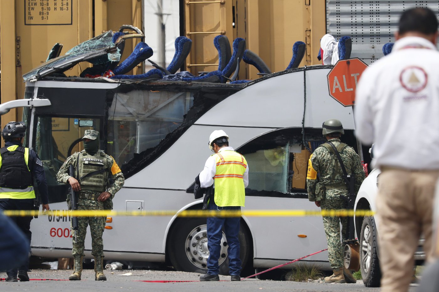 Freight train slams into a bus outside Mexico City and kills at least 10 people | iNFOnews.ca