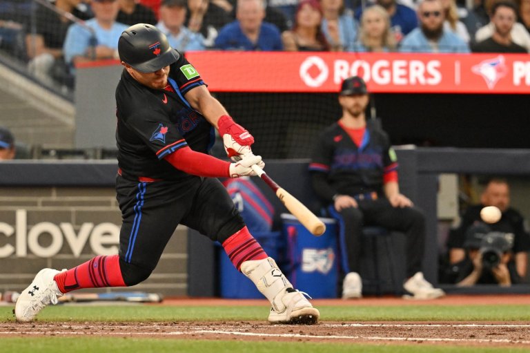 Kirk shines in return as Jays overpower Yankees 8-5 | iNFOnews.ca
