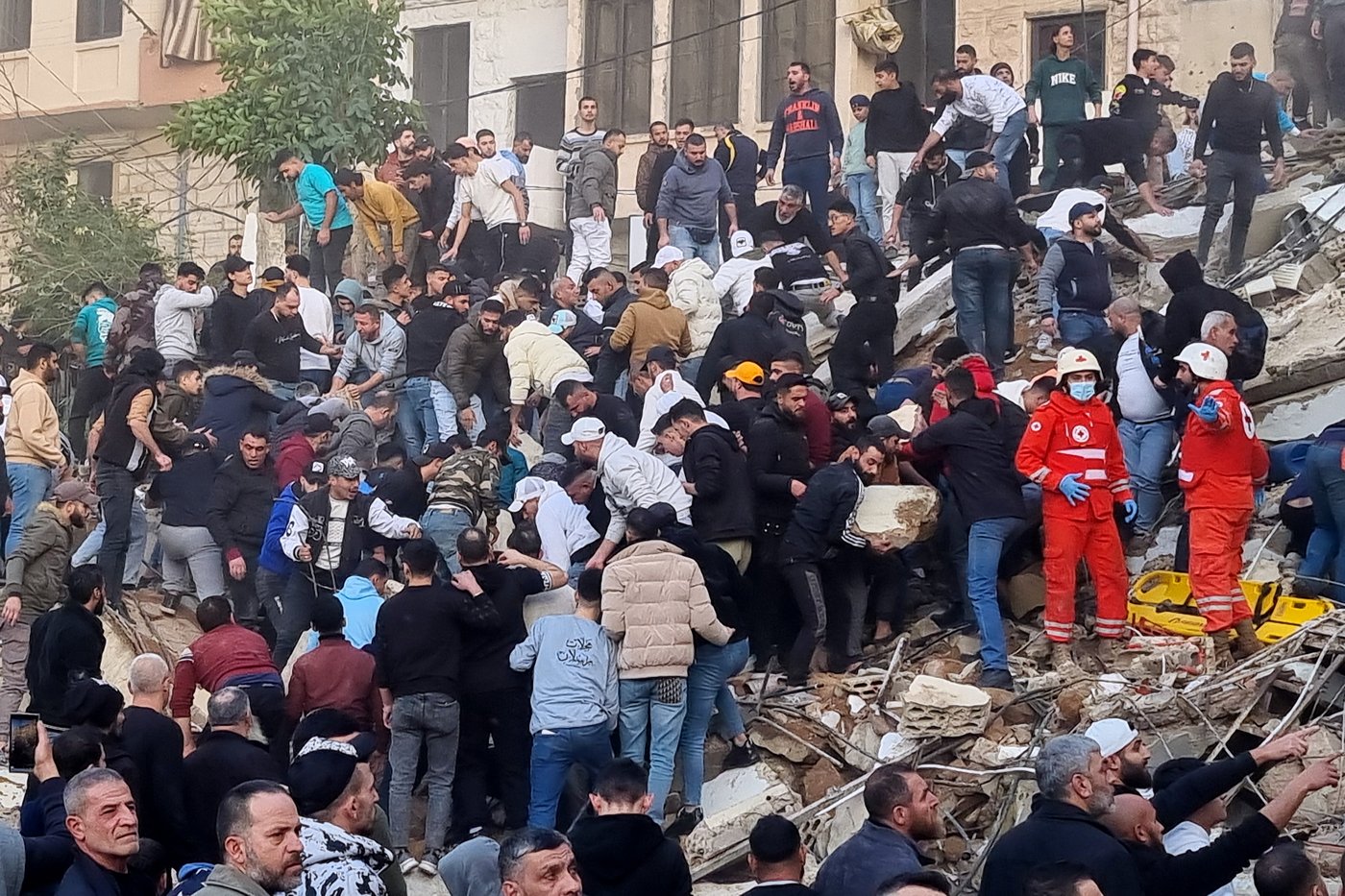 Rescue teams search for survivors in building collapse that killed at least 9 in northern Lebanon | iNFOnews.ca