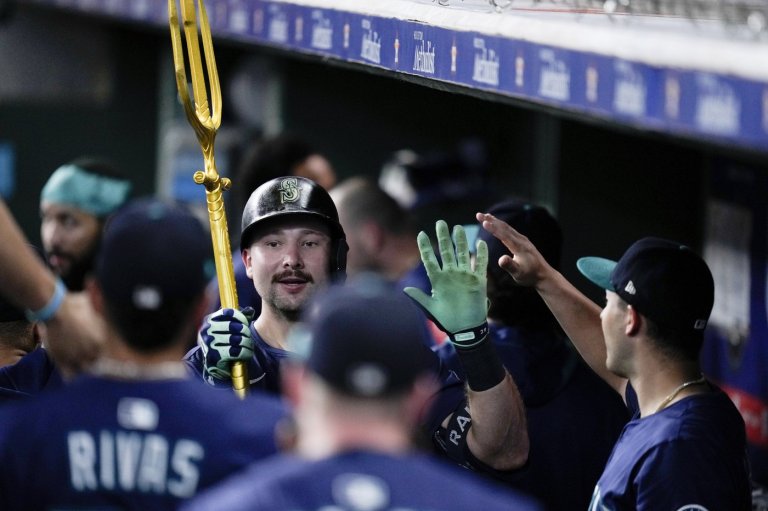 Cal Raleigh breaks Ken Griffey Jr.'s single-season home run record for Mariners | iNFOnews.ca