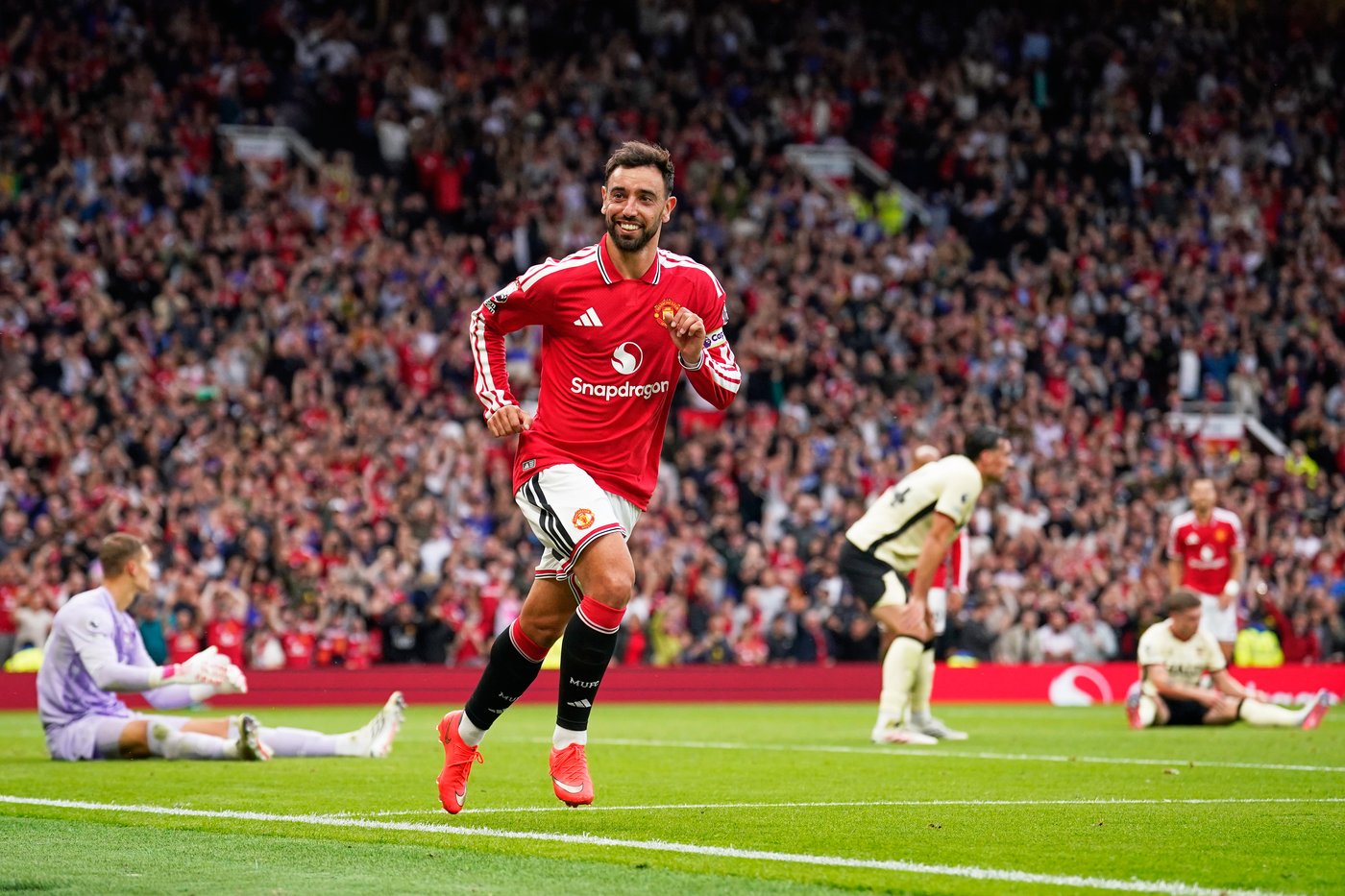 Premier League: Fernandes hat trick inspires United's comeback win as Palmer stars again for Chelsea | iNFOnews.ca