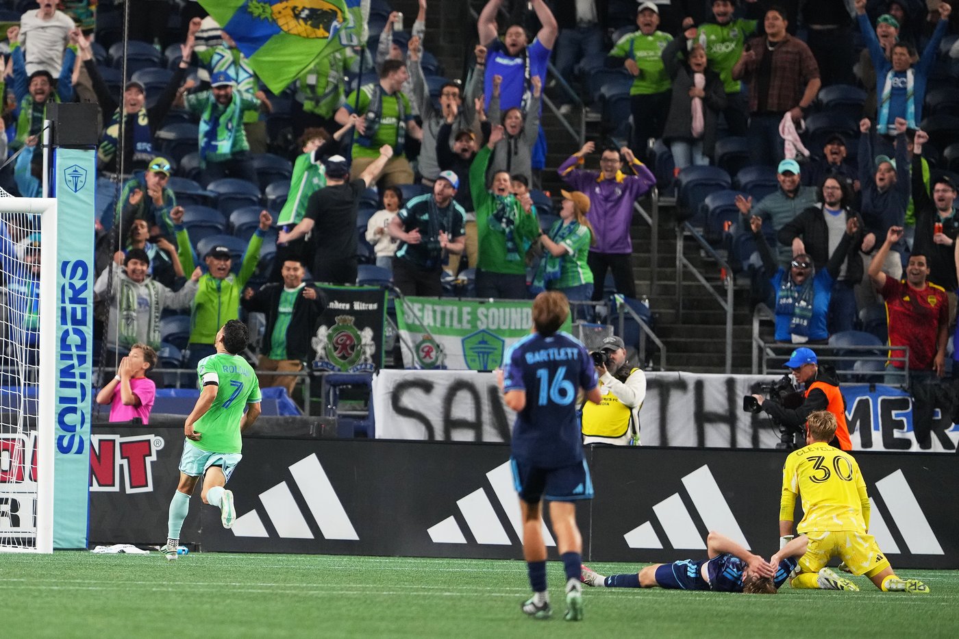 Cristian Roldan scores in the 90th minute to give the Sounders a 2-1 victory over Sporting KC | iNFOnews.ca