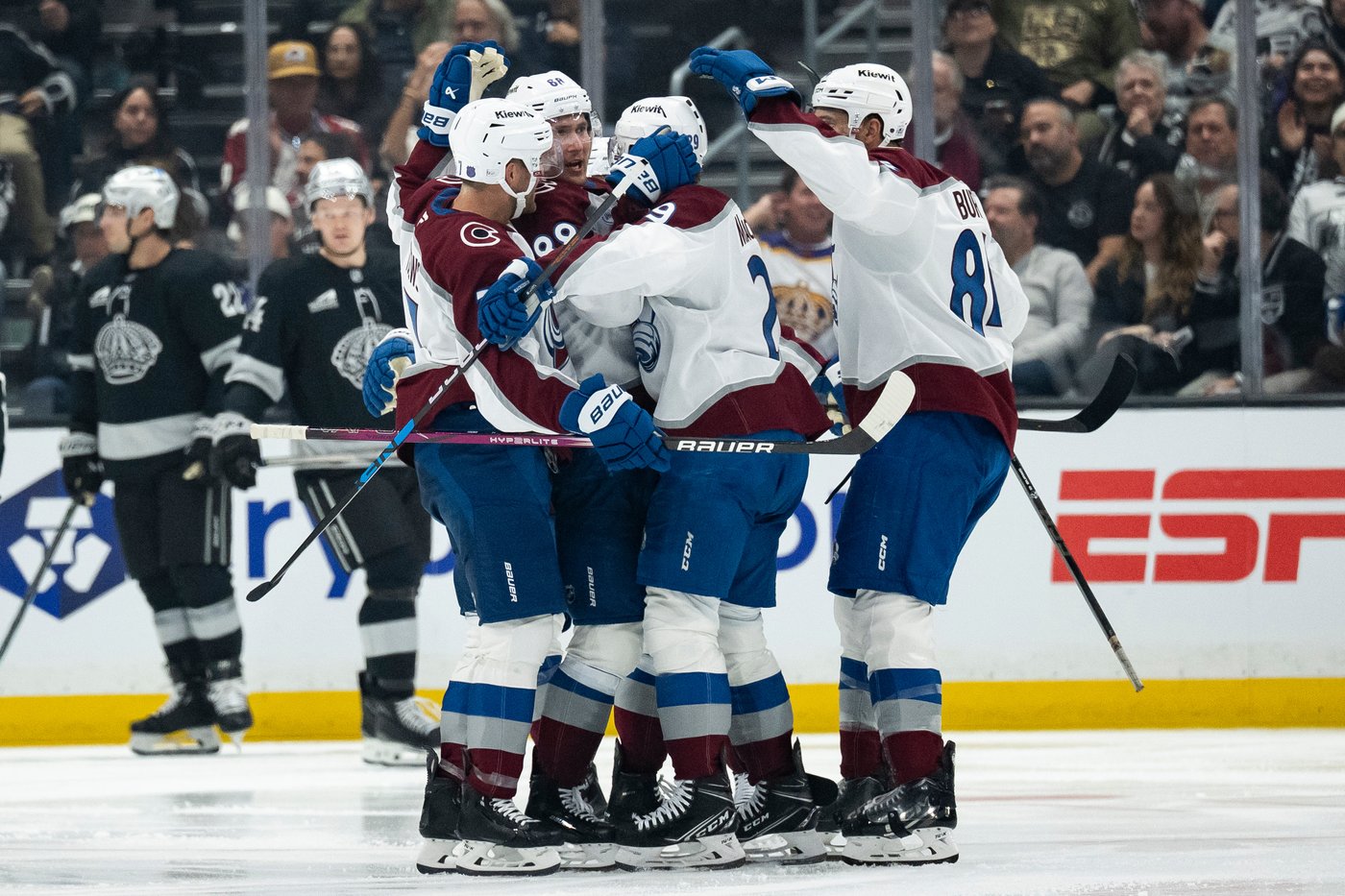 Martin Necas scores 2 goals, and the Avalanche rout the Kings 4-1 in a dominant season opener | iNFOnews.ca
