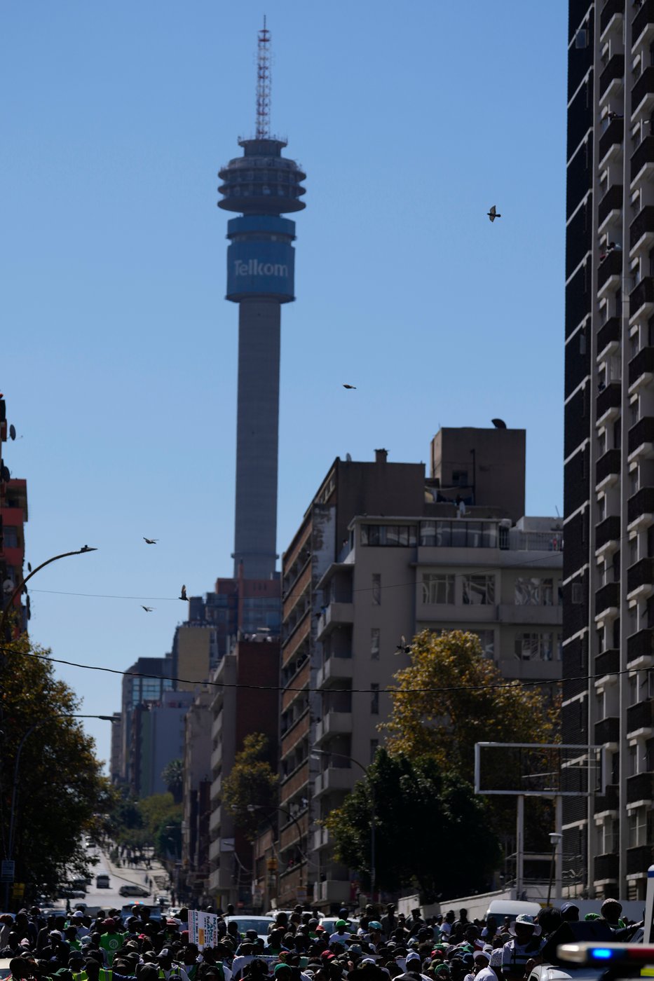 Hundreds march in Johannesburg against illegal migration as shops shut over looting fears | iNFOnews.ca