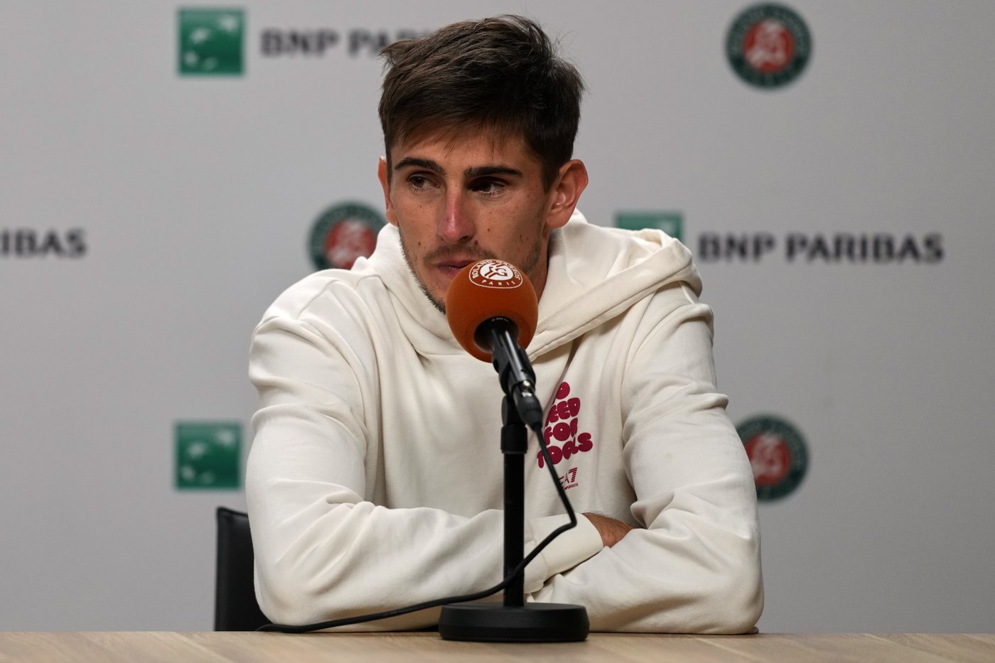 Sick and sleepless Arnaldi pulls out of French Open semifinal after night of vomiting | iNFOnews.ca