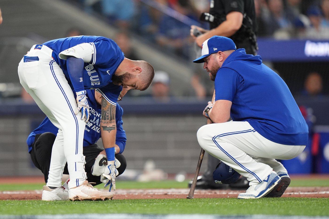 Blue Jays right-fielder Nathan Lukes leaves ALCS Game 1 after taking pitch off knee | iNFOnews.ca